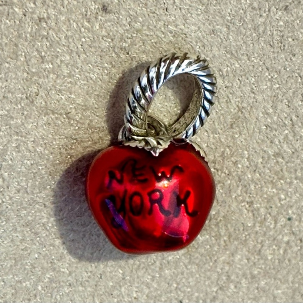 🆕 Brighton New York Big Apple charm in red from the States Collection NWOT - Picture 3 of 4
